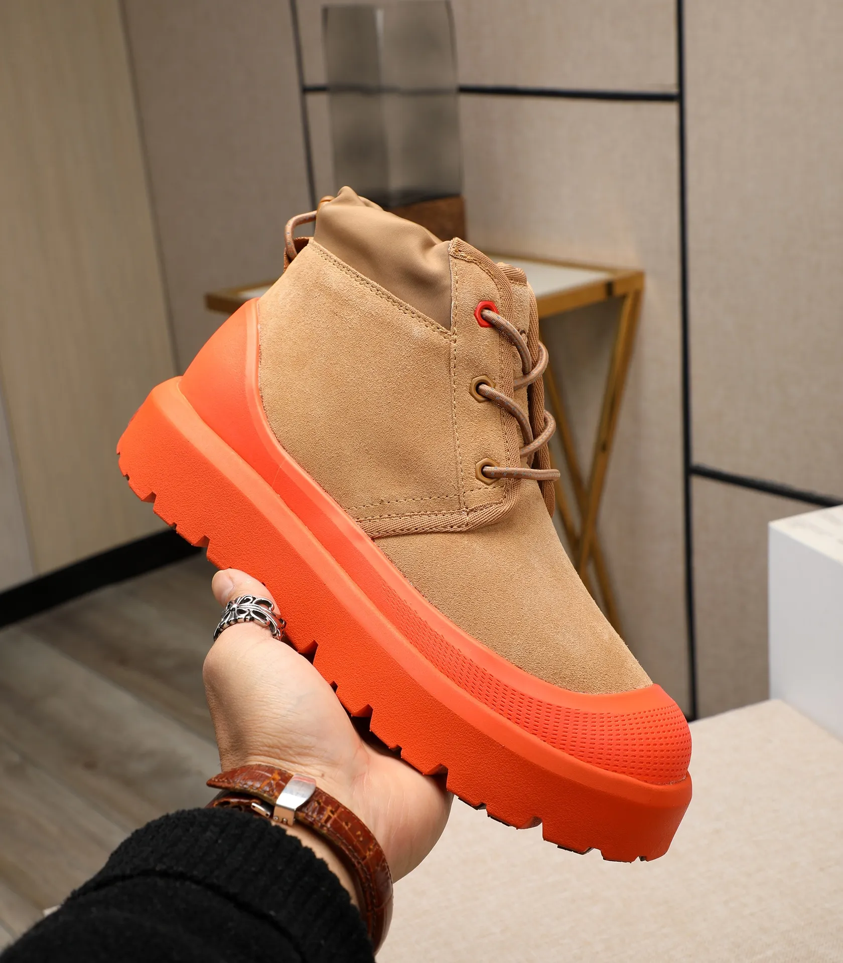 Men's shoes 💰580 (same style for men and women) Please pay attention to the quality of the original order and compare the thickness of the wool 🏮🏮The popular UGG is from Australia's warm luxury brand men's shoes, the official website is synchronized, Beckham men's style..., made of imported first-layer waxed cowhide, waxed toe cap, Australian real wool velvet lining Carefully sewn...Imported rubber Martin boots outsoles (comfortable, soft and wear-resistant). I really like the quality..Exquisite workmanship. You won't be able to put it down at first sight. Sizes 35-44